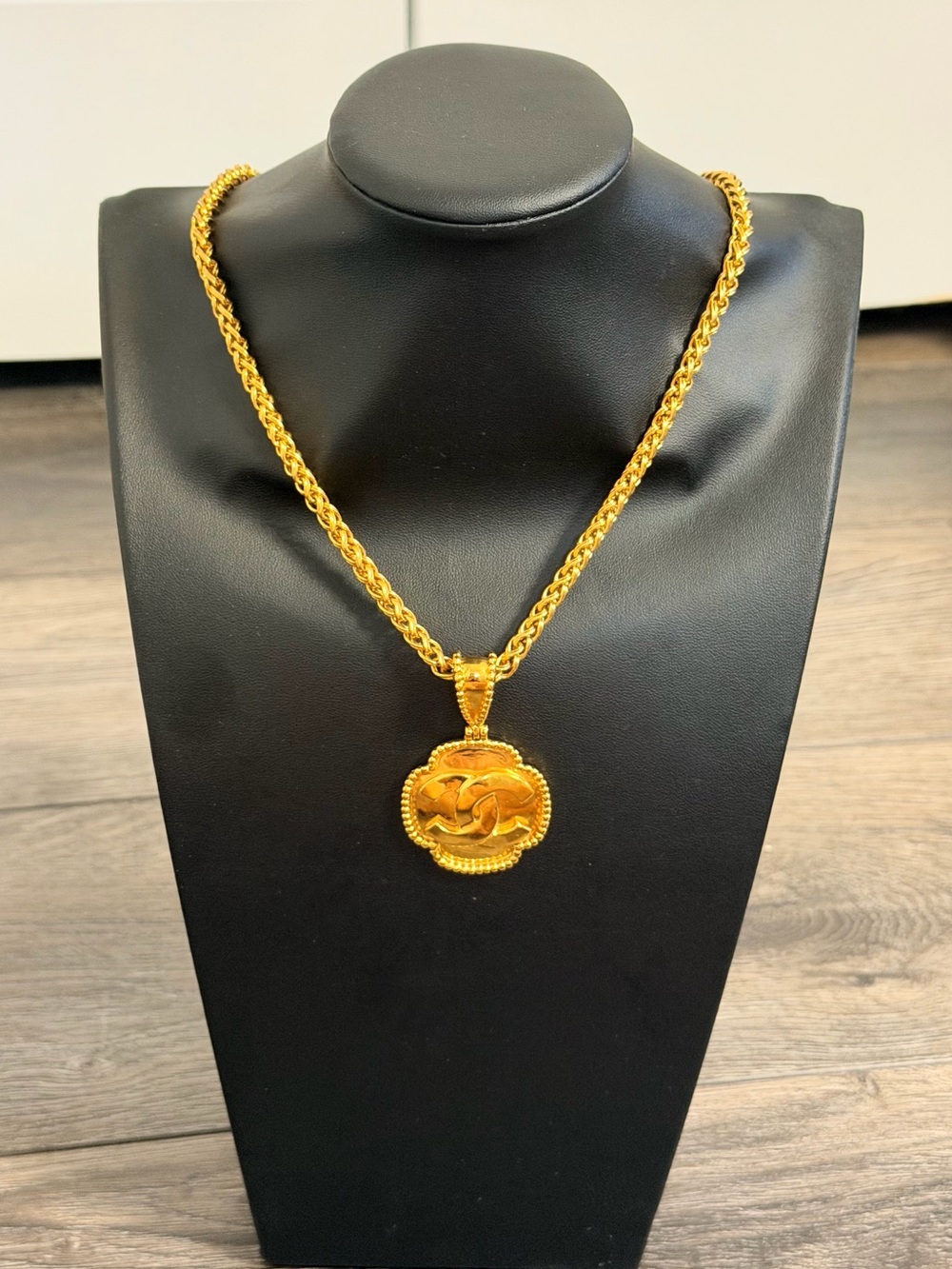 CHANEL Vintage Gold CC Clover Pendant Chain Pendant Necklace, 1996 - Picture 2 of 9